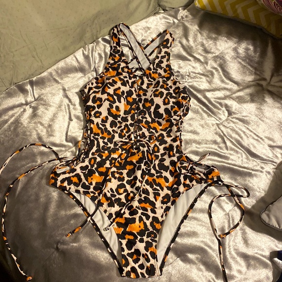 NEW Womens Leopard Print 1Piece, Sz. XL. Lace-up Front & Sides. - Picture 10 of 10